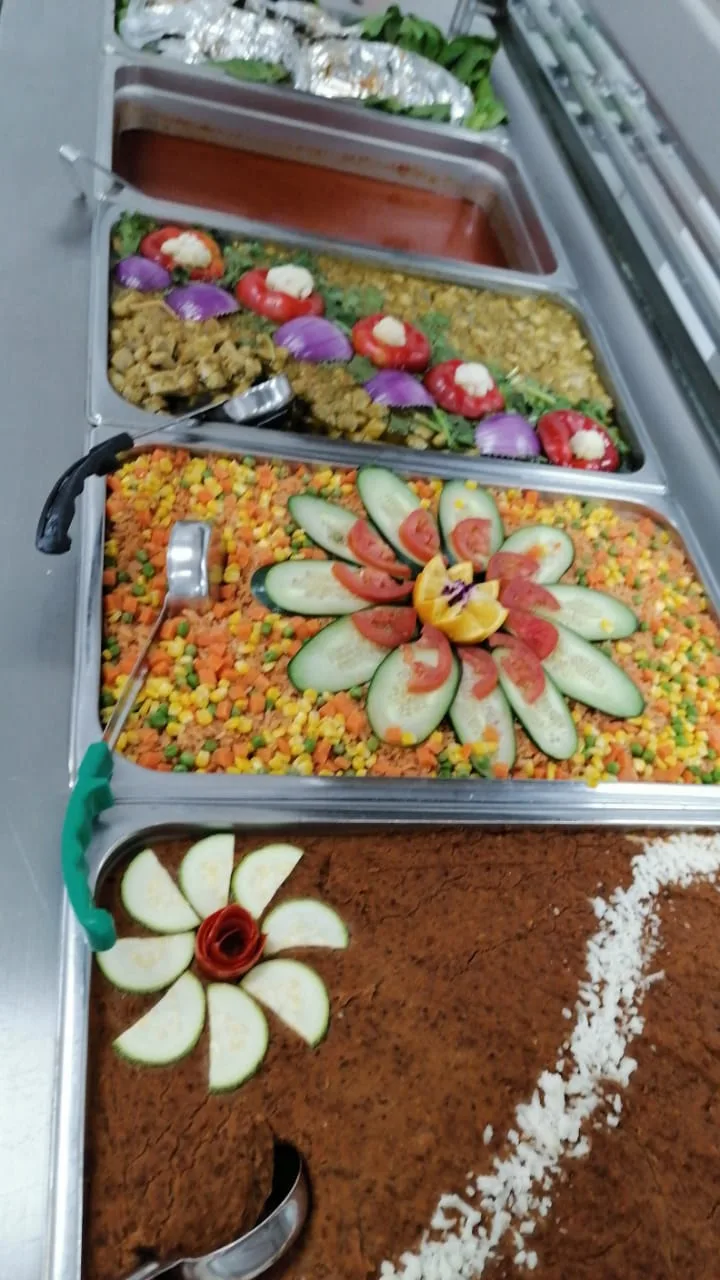Buffet con presentación artística de comida