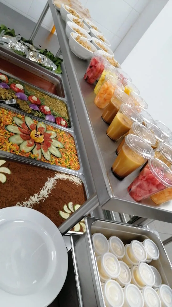 Línea de buffet completa con variedad de platillos