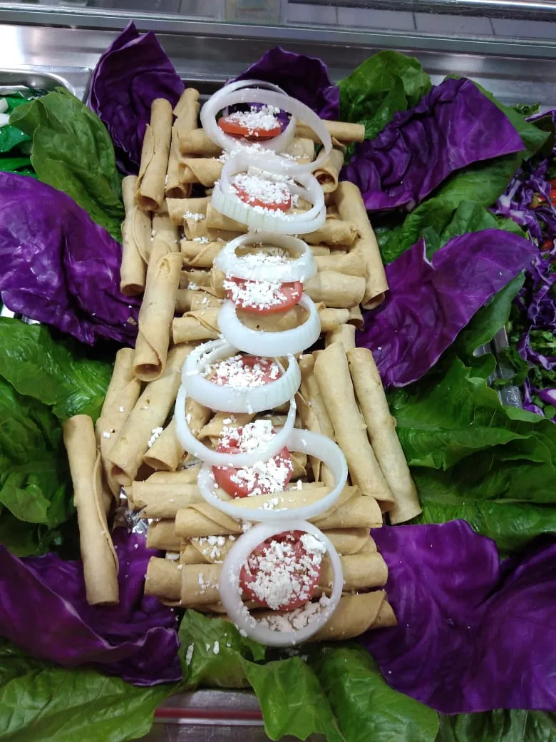Taquitos dorados con repollo morado